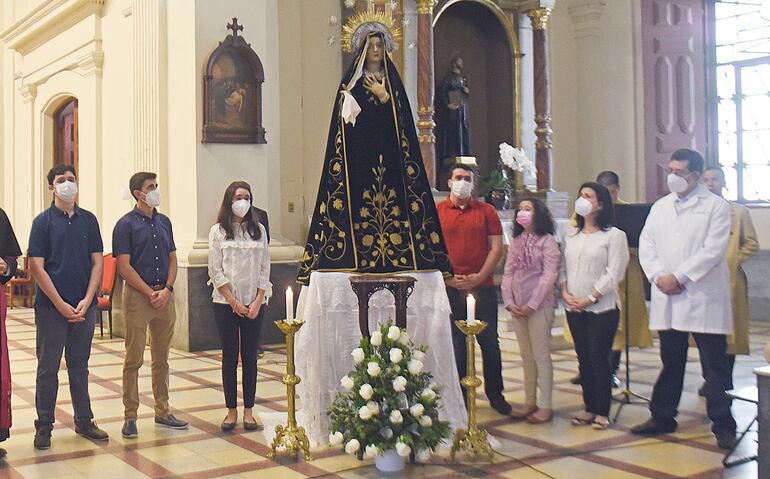 Los familiares de las víctimas de la pandemia depositaron una ofrenda floral frente a la Virgen de los Dolores. El momento fue emotivo y derramó lágrimas de personas que perdieron a seres queridos.