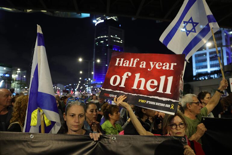 Protesta frente al cuartel general militar de Kirya en Tel Aviv, Israel, 06 de abril de 2024. Cientos de personas se reunieron para exigir que el gobierno llegue a un acuerdo para liberar a los rehenes israelíes retenidos por Hamas en Gaza seis meses después del ataque del 7 de octubre.