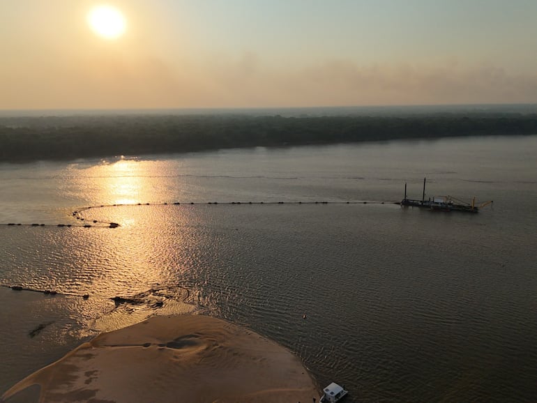 Desde las 18:00 horas un poco antes de la puesta del sol, la draga Damen 500 comienza trabajar hasta las 6:00 de la mañana del día siguiente. Los trabajos realizan en el paso crítico denominado paso Bermejo del río Paraguay.