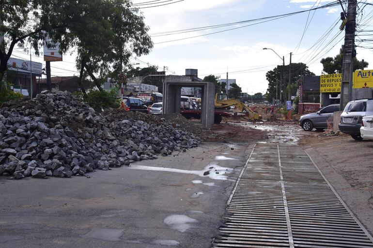 El acceso a la calle Domingo Montanaro está habilitado para vecinos, pero es peligroso por el constante movimiento de maquinaria pesada.