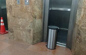 Con un cono y un basurero "bloquean" los ascensores del edificio.