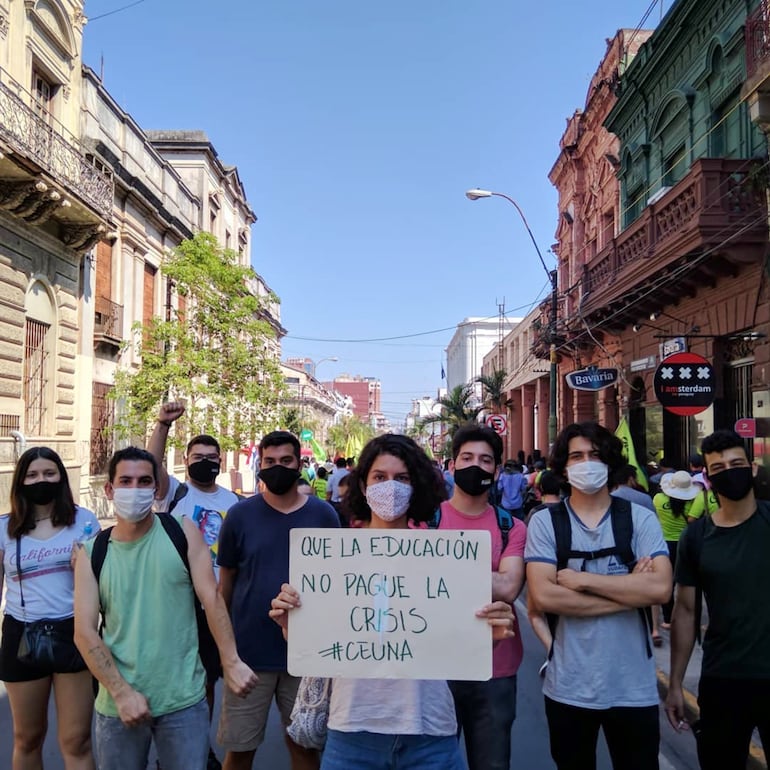 Vivian Genes junto a sus compañeros en una de las manifestaciones por la conquista del arancel cero en las universidades.