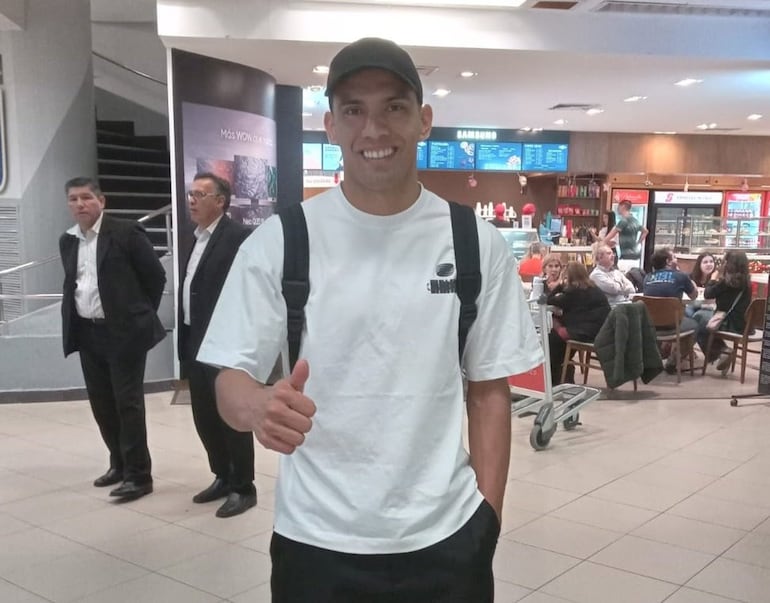 Diego Gómez, el OK en el aeropuerto antes de viajar a Inglaterra.