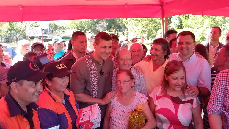 El presidente de la Republica Santiago Peña, visito los lugares afectados por las crecidas del rio Tebicuary en Villa Florida.