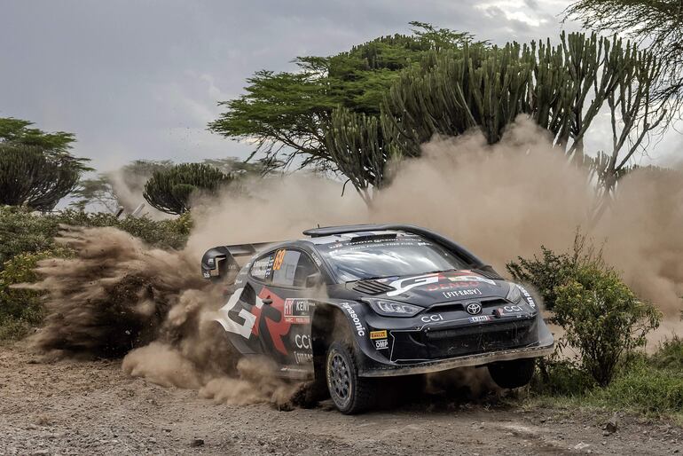 El Toyota GR Yaris Rally Hibrido de Kalle Rovanperä, piloto de Toyota Gazoo Racing, en el Rally de Kenia, la tercera fecha del Mundial de Rally 2024.