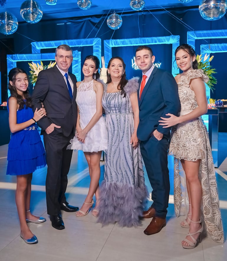 La quinceañera junto a su familia Mariana Gelay, Elías Gelay, Mónica Moreno, Agustín Gelay y Ana Paula Gelay.