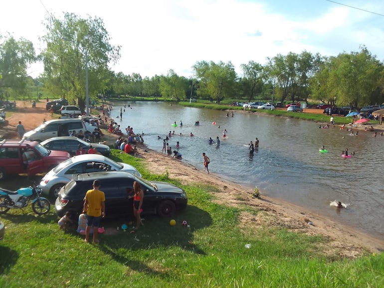 La imagen corresponde a ayer domingo en el sector del balneario del arroyo Tapiracuai, donde se espera la visita de turistas para las fiestas de la Navidad y el Año Nuevo