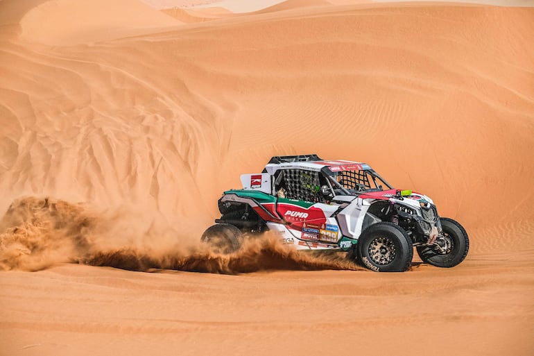 El piloto paraguayo Óscar Santos Peralta, navegado por el brasileño Lourival Roldán en el UTV Can Am Maverick X3 del South Racing, haciendo su paso por una parte de la etapa 6 de 48 horas.