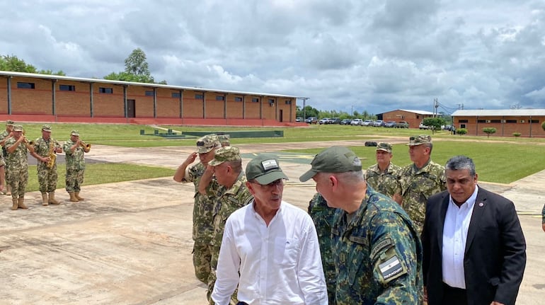 El ministro de Defensa (camisa blanca) es saludado por el comandante del Bimi, Coronel Carlos Casco.