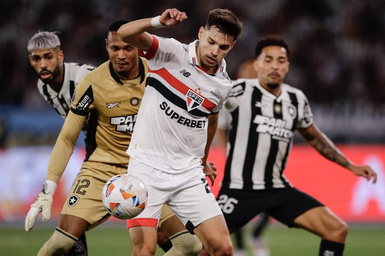 AME753. RÍO DE JANEIRO (BRASIL), 18/09/2024.- John (2-i) de Botafogo disputa un balón con Damián Bobadilla (c) de Sao Paulo este miércoles, en el partido de ida de cuartos de final de la Copa Libertadores entre Botafogo y Sao Paulo en el estadio Olímpico Nilton Santos en Río de Janeiro (Brasil). EFE/ Andre Coelho
