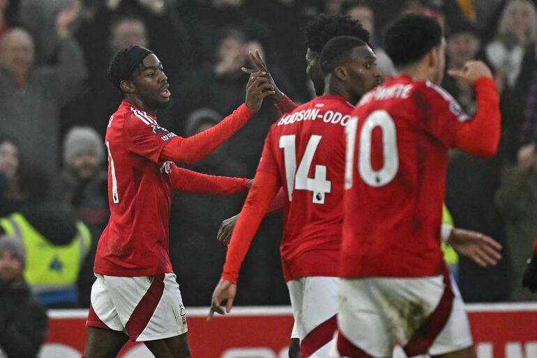 Los futbolistas del Nottingham Forest celebran un gol en el partido frente a Tottenham en el tradicional Boxing Day por la fecha 18 de la Premier League en el estadio City Ground, en Nottingham, Inglaterra.