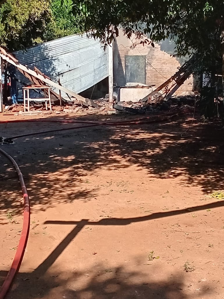 Bomberos de San Ignacio, lograron sofocar el incendio de una vivienda en el Asentamiento Martín Rolón.