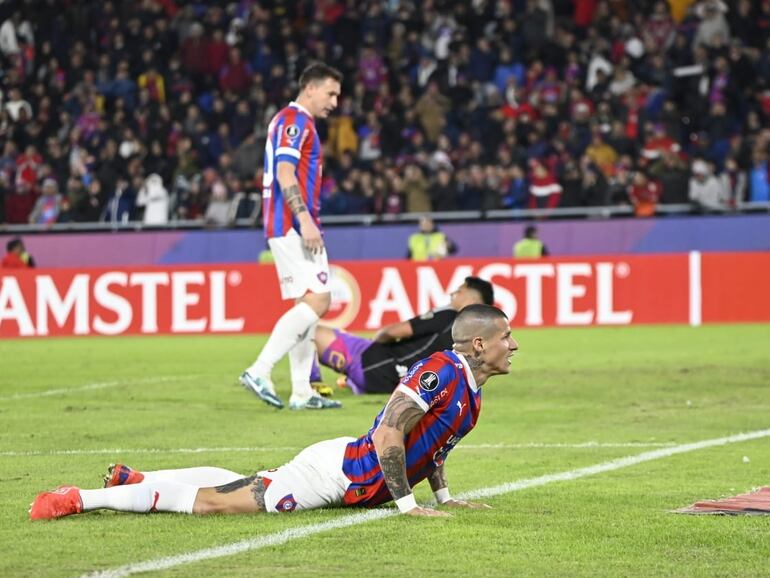 Alan Benítez, jugador de Cerro Porteño, lamenta en el partido frente a Colo Colo por la sexta fecha del Grupo A de la Copa Libertadores 2024 en el estadio La Nueva Olla, en Asunción.