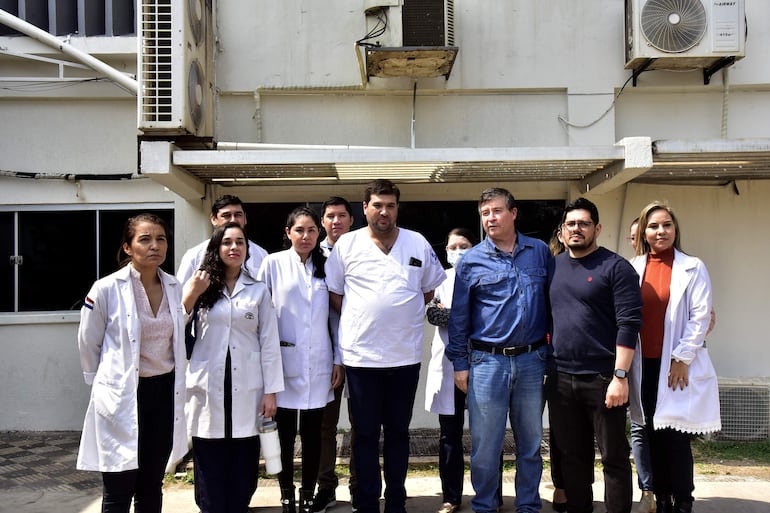 Médicos cirujanos pediátricos del IPS se manifestaron esta mañana frente al Hospital Central en contra del amparo judicial que les obliga a trabajar fuera de sus turnos. Afirman que es inviable.