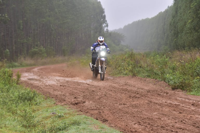 Rolando Martínez, con su KTM 450 Rally,  se impuso ayer en la categoría de Motos.