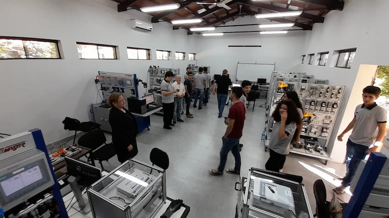 Laboratorio de última generación instalados en el SNPP de Coronel Oviedo.