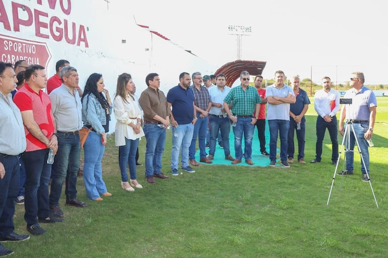 El presidente de la liga Carapegüeña, Remigio Ramírez, solicitó al futuro Ministro de Deportes, la lumínica del estadio municipal.