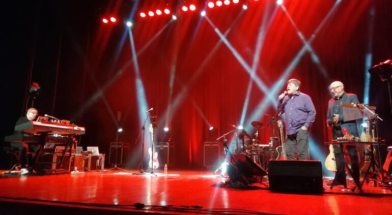 Lito Vitale, Ricardo Flecha y Juan Carlos Baglietto en un momento del espectáculo, enmarcado en el Festival Únicos, que ofrecieron anoche en el Teatro del Centro Paraguayo Japonés.