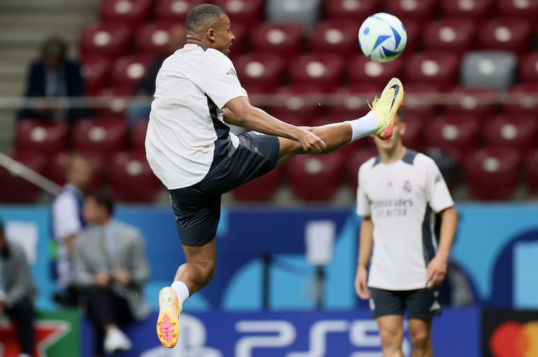 Warsaw (Poland), 13/08/2024.- Real Madrid's Kylian Mbappe attends the team's training session at the PGE National Stadium in Warsaw, Poland, 13 August 2024. Real Madrid will face Atalanta BC in the UEFA Super Cup soccer match on 14 August in Warsaw. (Polonia, Varsovia) EFE/EPA/Leszek Szymanski POLAND OUT
