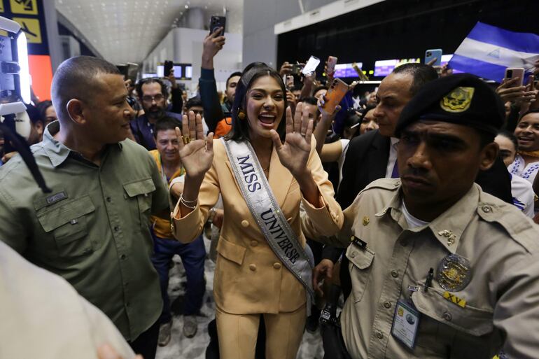 La primera nicaragüense y centroamericana que gana Miss Universo, Sheynnis Palacios (c), saluda a su llegada al Aeropuerto Internacional de Tocumen este lunes, en Ciudad de Panamá (Panamá). 