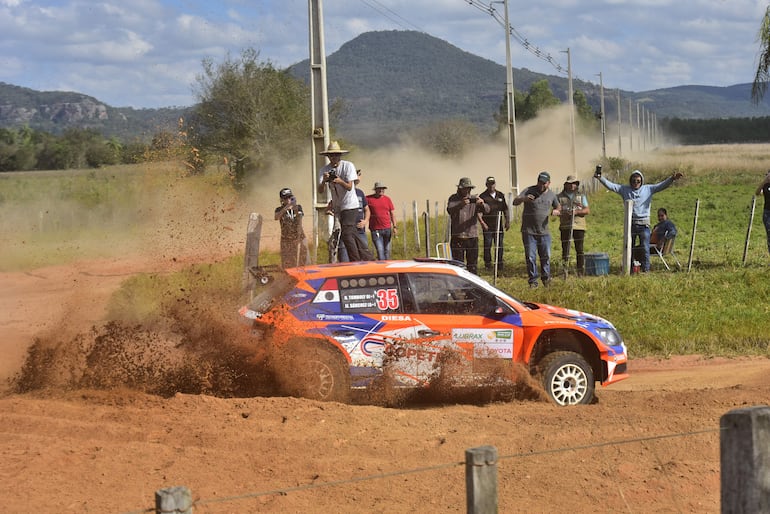 Nicolás Tómboly y Juan José Sánchez lograron el triunfo en la general del Super Prime de La Colmena, con el Skoda Fabia R5.