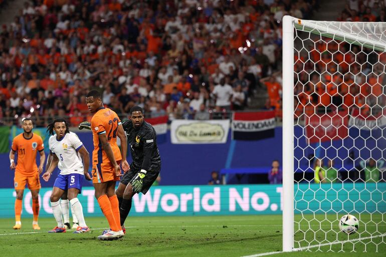 El gol anulado a Países Bajos por el árbitro inglés Anthony Taylor. Se observa que Dumfries está en posición adelantada, pero no molesta al arquero francés Maignan.