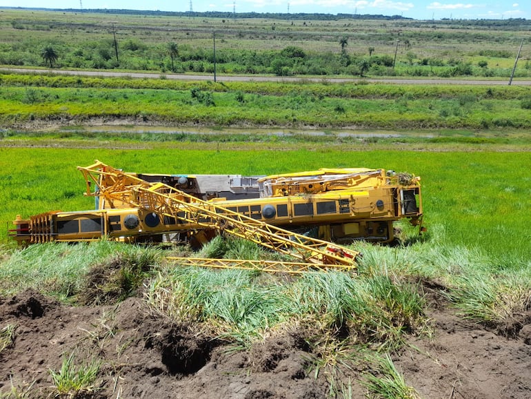 Yacyretá: costosa grúa móvil volcó y sufrió importantes daños materiales