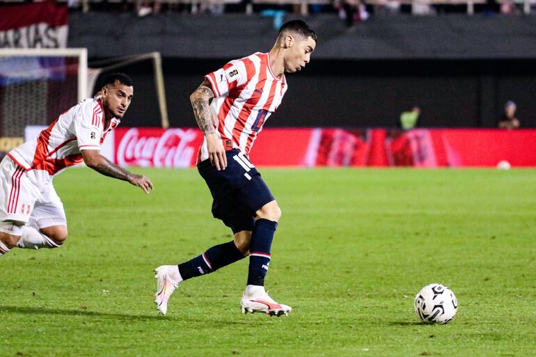 Miguel Almirón (d), jugador de la selección paraguaya, domina el balón en el partido contra Perú por la primera fecha de las Eliminatorias Sudamericanas al Mundial 2026 en el estadio Antonio Aranda Encina, en Ciudad del Este.