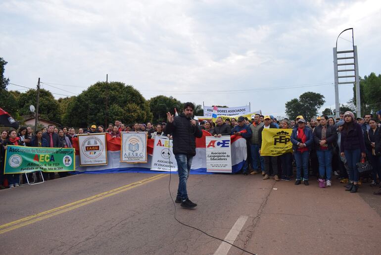 El gremialista Carlos Ayala pidió a los docentes estar atentos para defender sus derechos.