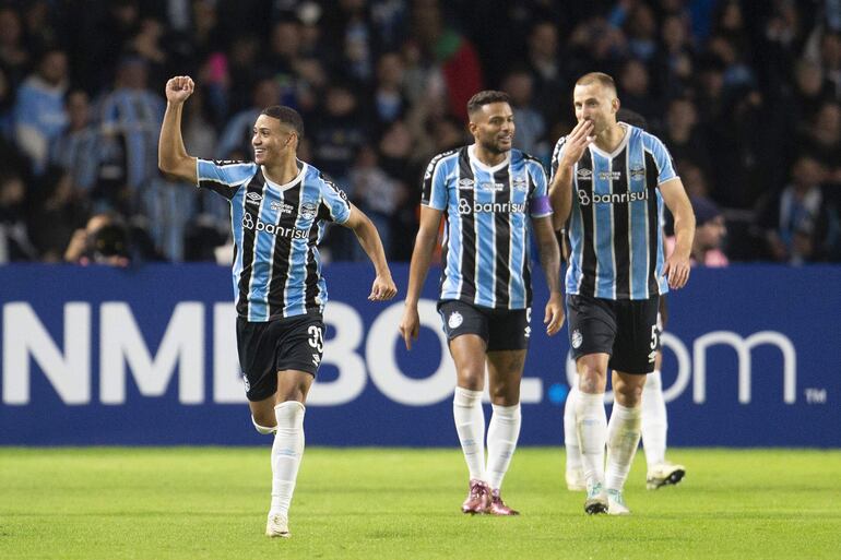 Gustavo Nunes (d) de Gremio celebra un gol este miércoles, en un partido de la fase de grupos de la Copa Libertadores entre Gremio y The Strongest en el estadio Couto Pereira en Curitiba (Brasil).