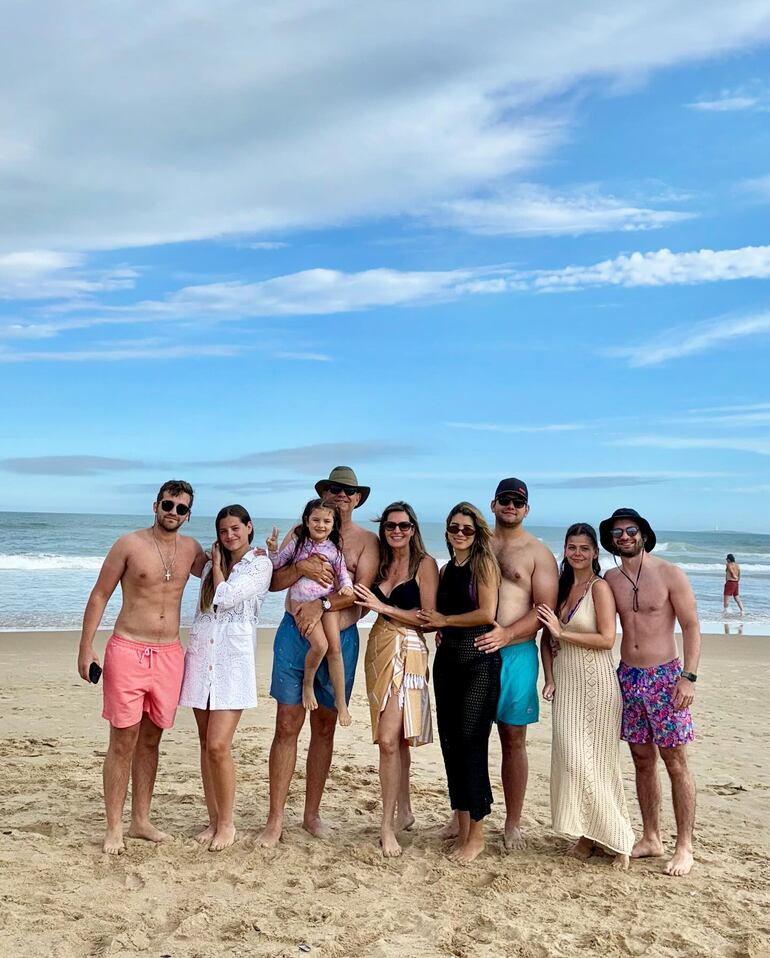 ¡Vacaciones en familia! Jazmín Pazos con su marido Daniel Franco, sus hijos . Esteban, Adriana y Paloma, su nuera, sus yernos y su nietita Luciana.(Instagram/Jazmín Pazos)