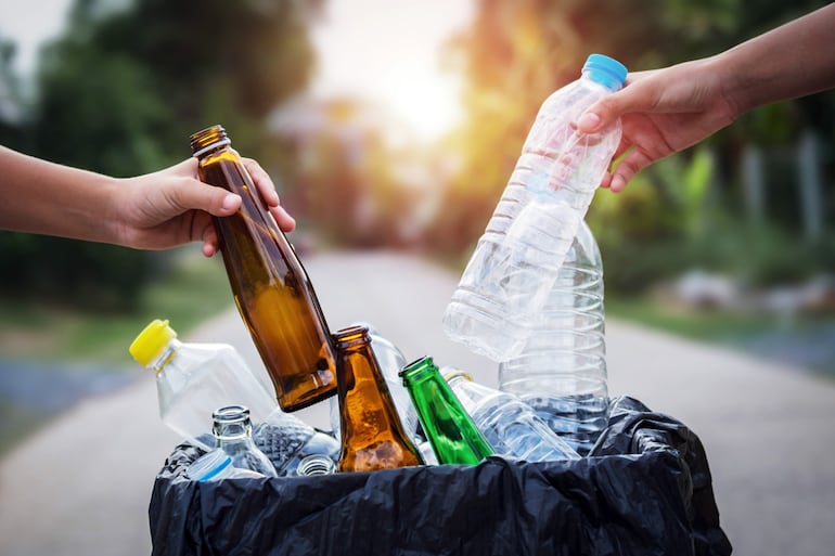 Cada vez se hace más importante la labor del reciclador y la  acción de reciclar todos los envases de plástico y vidrio, además del metal.