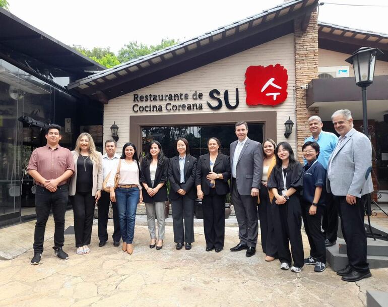 La directora país de Koica, Hyeyoung Shin, junto a voluntarios y el consejo directivo de APABECO.