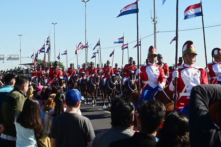 Imagen ilustrativa de un desfile militar llevado a cabo en Asunción. La avenida Mariscal López va a estar cerrada el sábado por la tarde para las prácticas de los uniformados.