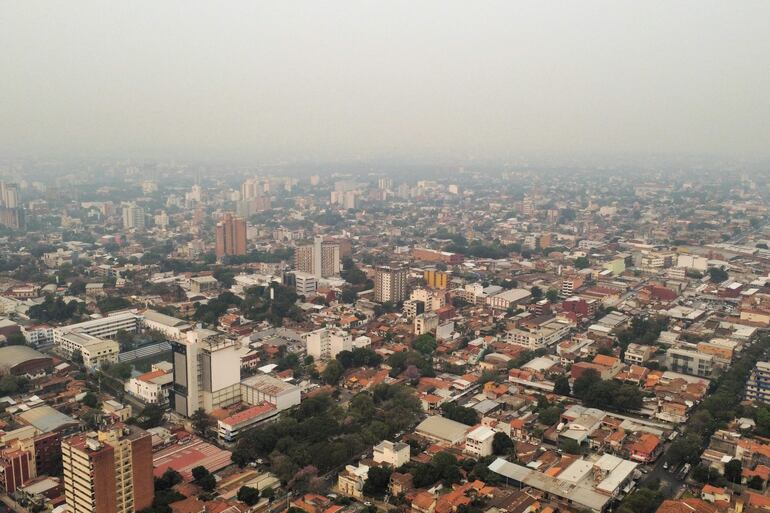 Humo de los incendios forestales sobre la ciudad de Asunción, el pasado martes.