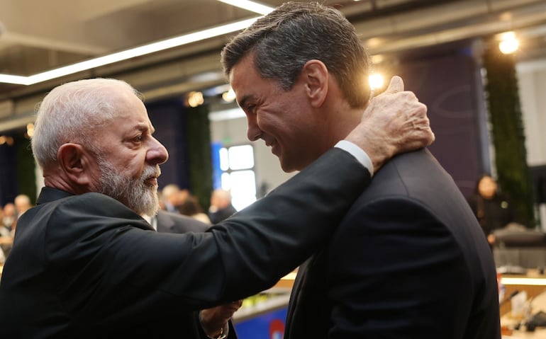 Los presidentes Luiz Inacio Lula da Silva (Brasil) y Santiago Peña (Paraguay).