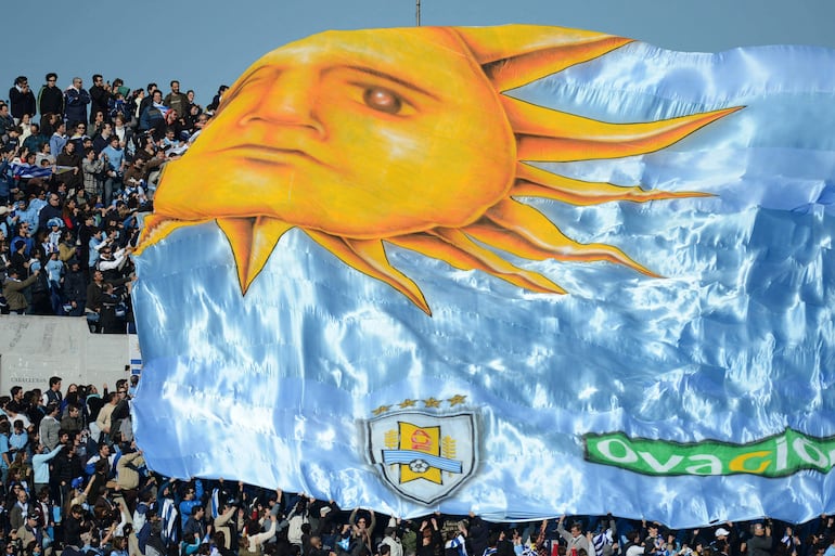 La bandera de Uruguay en un estadio de fútbol, en Montevideo.