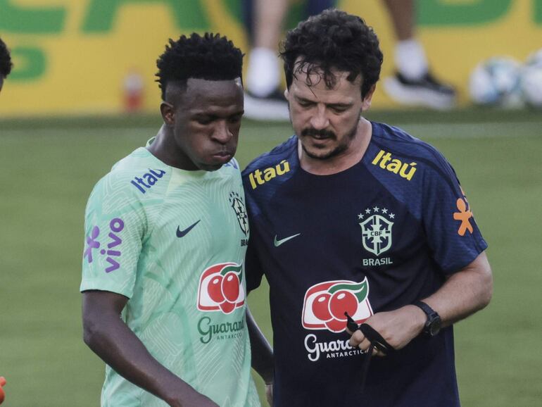 El jugador Vinícius Jr. y el entrenador Fernando Diniz de la selección brasileña de fútbol participan en un entrenamiento en la Granja Comary, centro de entrenamiento de Brasil en Teresópolis, Río de Janeiro (Brasil).