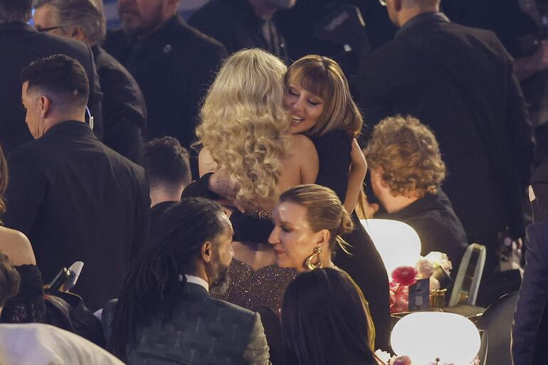 Las cantantes estadounidenses Sabrina Carpenter y Miley Cyrus se abrazan durante la 67a entrega anual de los premios Grammy.
(EFE/EPA/CAROLINE BREHMAN)
