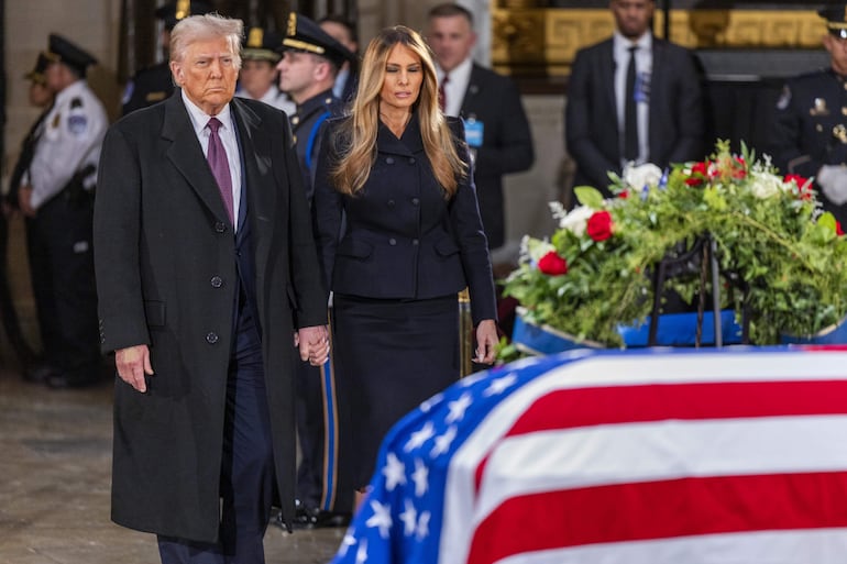 El presidente electo de Estados Unidos Donald J. Trump (i) y su mujer Melania (d) muestran sus respetos ante el ataúd del expresidente Jimmy Carter en la Rotonda del Capitolio en Washington, DC, Estados Unidos durante los homenajes a Carter tras su fallecimiento.