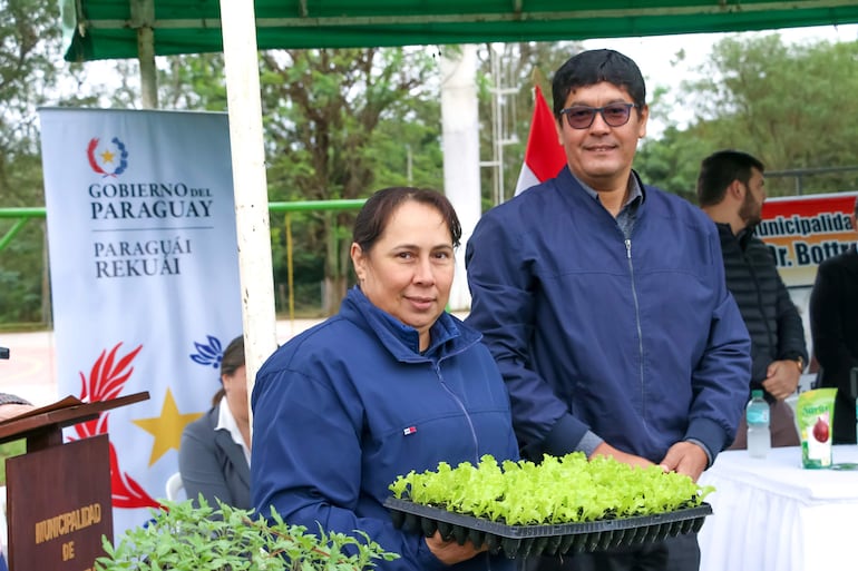 Autoridades municipales y de agricultura durante la entrega de semillas y plantines para el cultivo de hortalizas. 