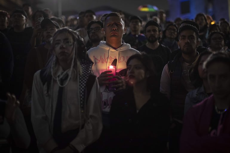 Activistas de la comunidad LGBT protestan con una vigilia con mantas y veladoras para exigir justicia por el asesinato del Magistrade Jesús Ociel Baena, en la Ciudad de México (México).