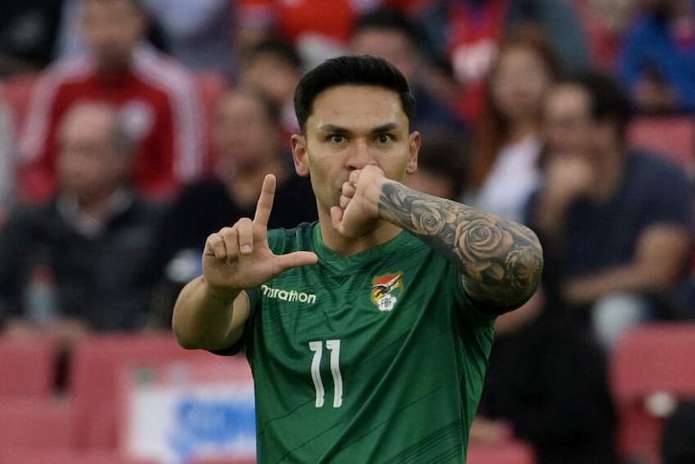 Carmelo Algarañaz, futbolista de Bolivia, celebra un gol en el partido frente a Chile por la octava fecha de las Eliminatorias Sudamericanas 2026 en el estadio Nacional, en Santiago, Chile. 