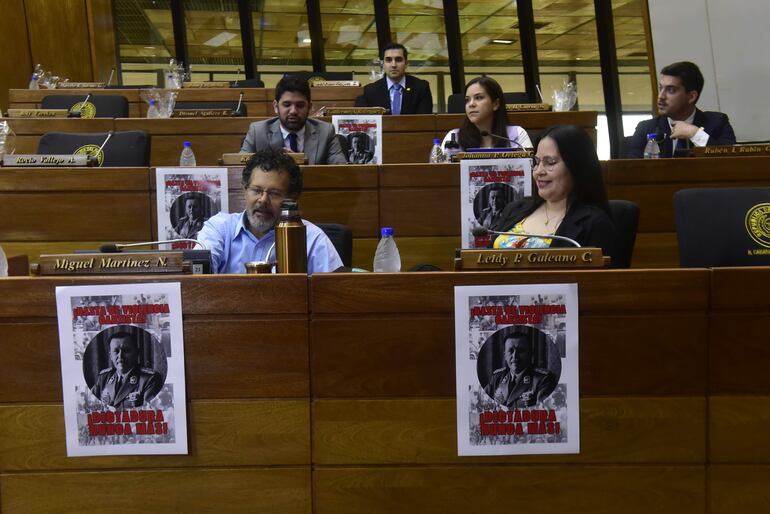 “Basta de violencia cartista. ¡Dictadura nunca más!”, rezan carteles puestos por opositores ayer.