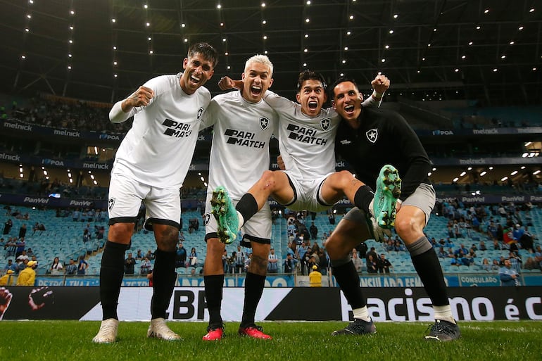 Gatito Fernández (d) levanta de la pierna a Matías Segovia junto a otros dos compañeros festejan el triunfo de Botafogo ante Gremio. (Foto gentileza de Botafogo).