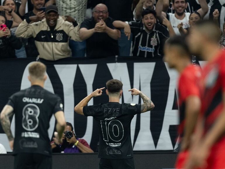 Corinthians goleó a Athletico Paranaense y dejó parcialmente la zona de descenso en la Serie A de Brasil.