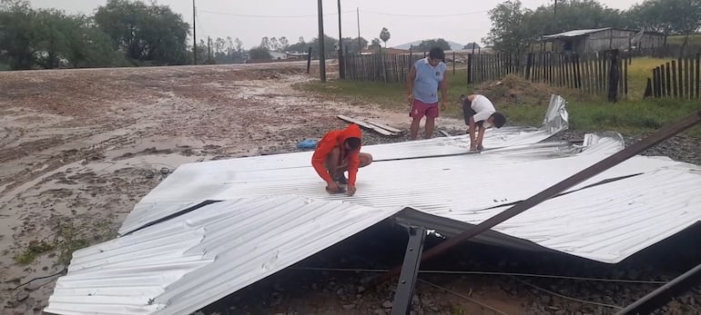 Parte del techo del hospedaje fue a parar a unos 100 metros del local, tras la tormenta de esta madrugada.