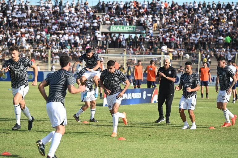 Jugadores de Olimpia realizando trabajos precompetitivos en el estadio Villa Alegre.