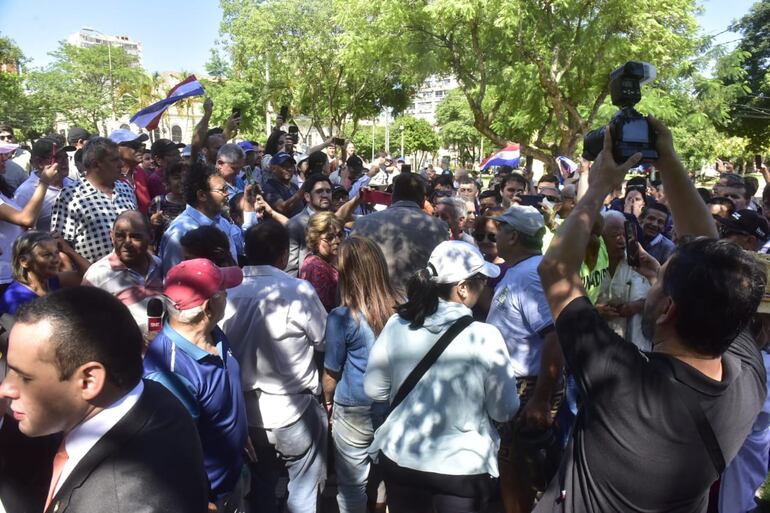 Diputados de la oposición se sumaron a manifestaciones contra la ley de Superintendencia de Jubilaciones.