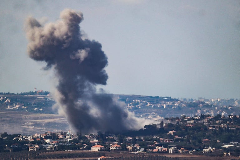 Humo se eleva sobre la localidad libanesa de Zawtar luego de un bombardeo israelí, el domingo.